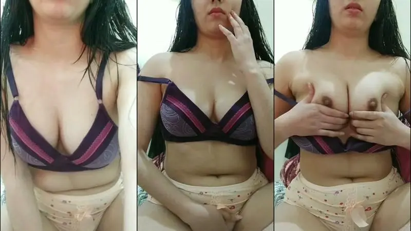Sexy pak girl show her sexy boobs