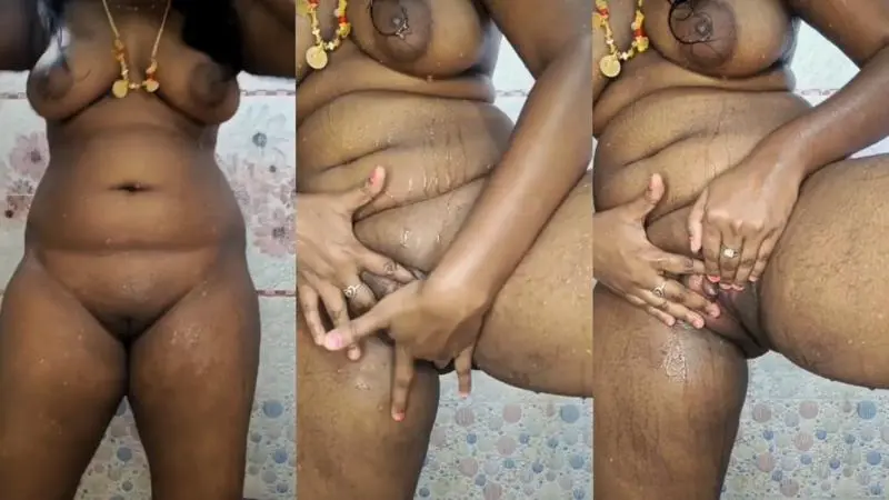 Tamil housewife show her sexy body and fingering